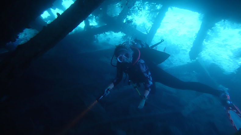 TUI Bloggerin Lydia betaucht den Innenraum der Thistlegrom