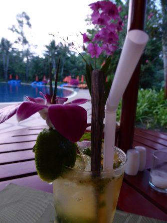 Cocktail am Pool des Santiburi Beach Resorts