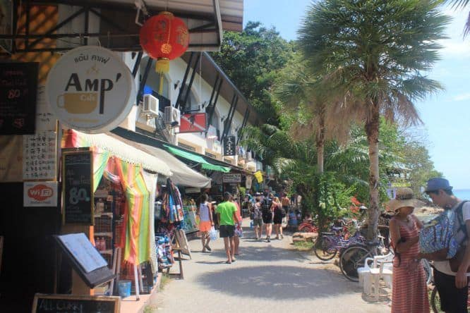 Einkaufsmeile auf Koh Phi Phi in Thailand