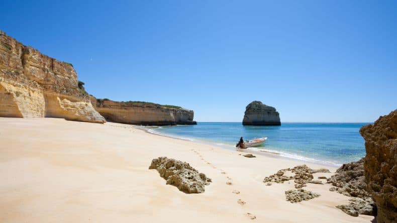 Sandstrand Praia da Marinha an der Algarve in Portugal