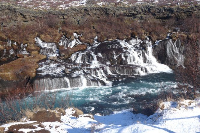 Hraunfossar, einer von Islands zahllosen Wasserfällen