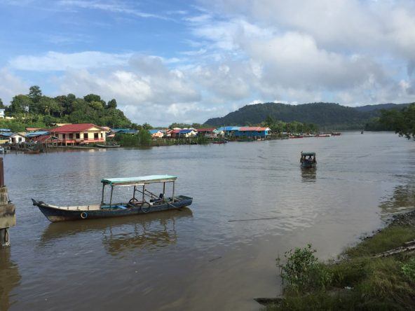 Vom kleinen Küstenort Bako fahren täglich Boote in den gleichnamigen Nationalpark