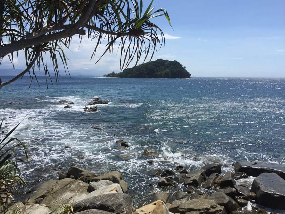 Wer auf der Nachbarinsel Manukan dem einstündigen Wanderweg auf die andere Seite der Insel folgt, kann die rauere Seite der paradiesischen Insel erleben