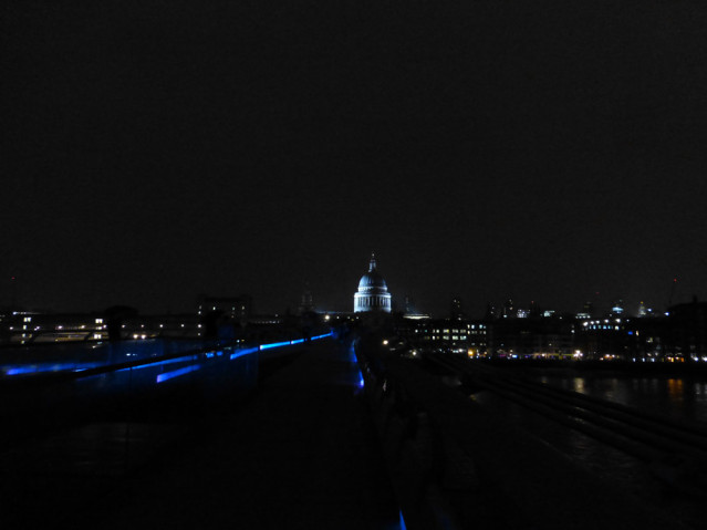 Millennium Bridge bei Nacht