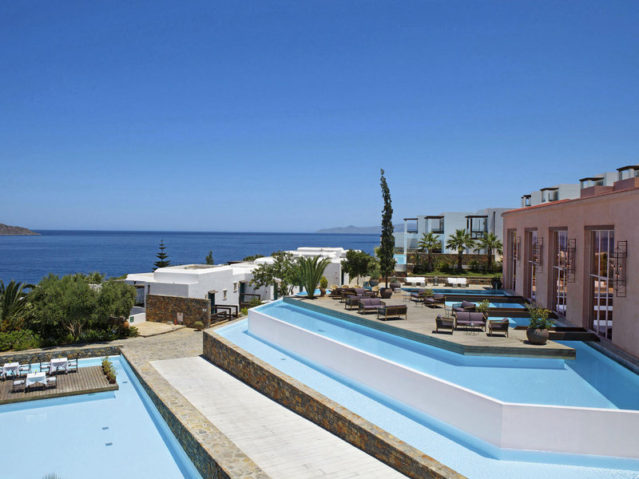 300 Zimmer verfügt das SENSIMAR Elounda Village Resort & Spa auf Kreta