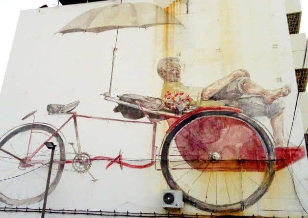 The Awaiting Trishaw Paddler: Streetart von Ernest Zacharevic