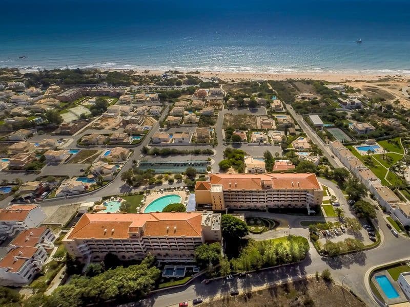 Das Hotel Vila Gale Atlantico liegt direkt am Strand Galé