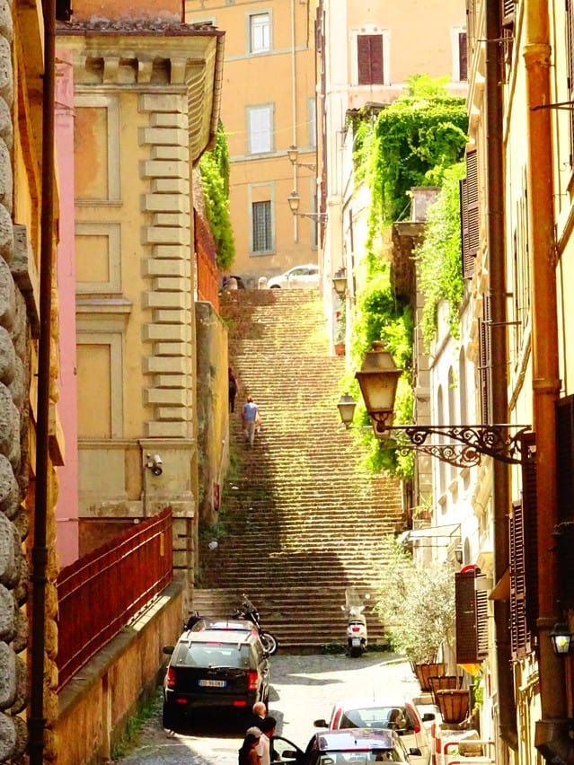 In Rom findet ihr überall die romantischen, engen Gassen