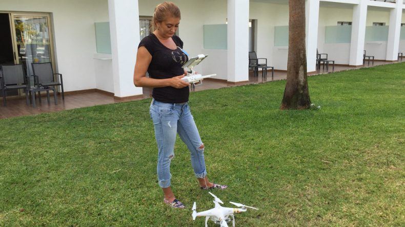 Instagramerin Goldie_Berlin lässt ihre Drohne fliegen