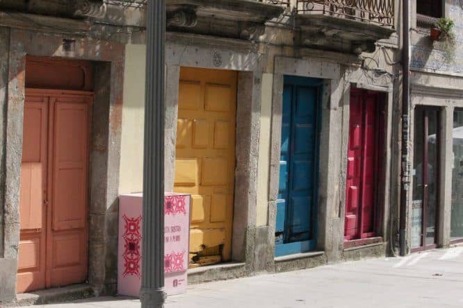 Hübsch anzusehen: Bunte Türen und überall die tollen Azulejos