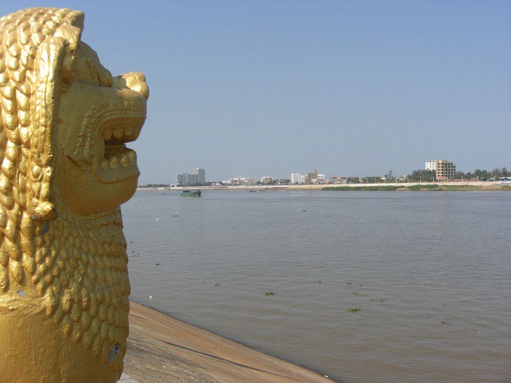 Der Tonle Sap trifft bei Phnom Penh auf den Mekong, welcher dann in Vietnam ins Südchinesische Meer mündet