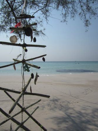 Vorangegangene Touristen haben ein Windspiel aus Strandgut gebastelt