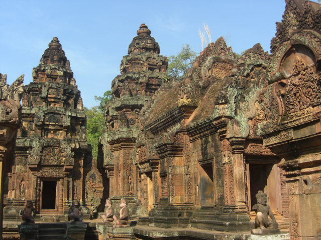 Der Banteay Srei Tempel ist für seine besonders filigrane Stein-Schnitzereien bekannt