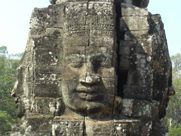 Bekannt ist der Bayon vor allem für seine dutzenden meterhohen Steingesichter, welche in alle Richtungen des Tempels gucken