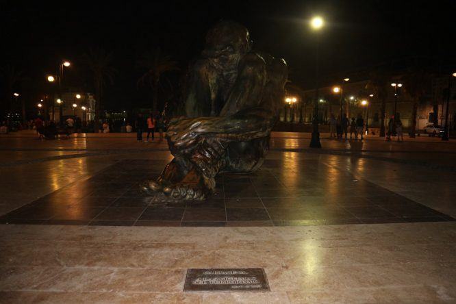 Imposante Skulptur eines sitzenden Mannes direkt am Hafen von Cartagena
