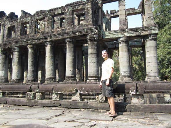 Die zweistöckige Säulenhalle in Preah Khan gleicht der steinernen Nachahmung typischer Khmer-Holzbauten