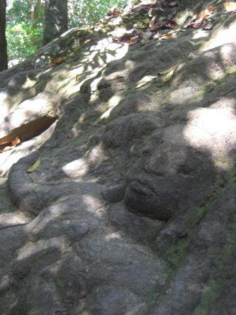 An vielen Felsen um Kbal Spean finden sich versteckte Verzierungen