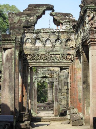 Kunstvolle Verzierungen an den Wänden + Säulen von Preah Khan