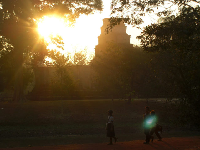 Kambodschanische Schüler auf dem Weg zur Schule...vorbei an den Tempeln von Angkor