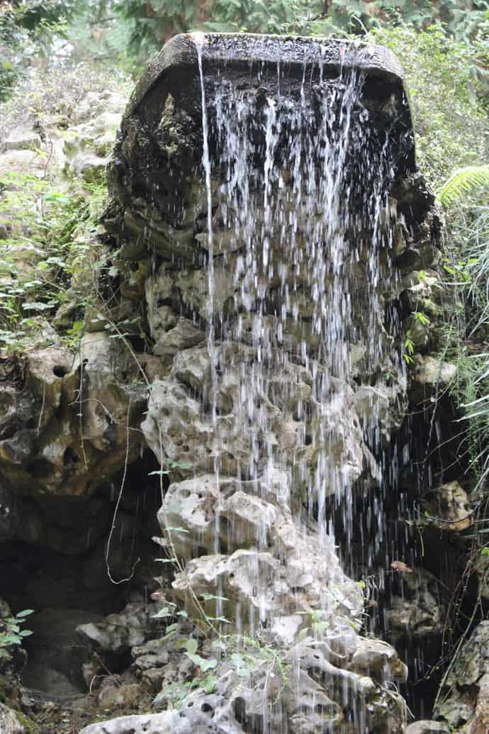 Quinta da Regaleira: Mitten im Park befindet sich hier ein Wasserfall