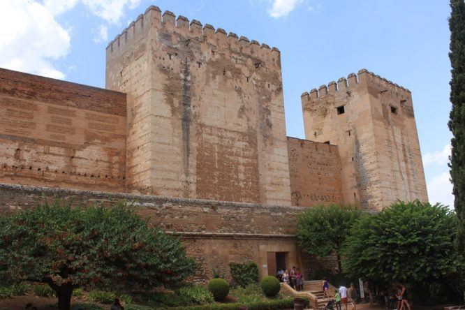 Die Alcazaba: Von mehreren Türmen aus habt ihr einen tollen Ausblick auf Granada