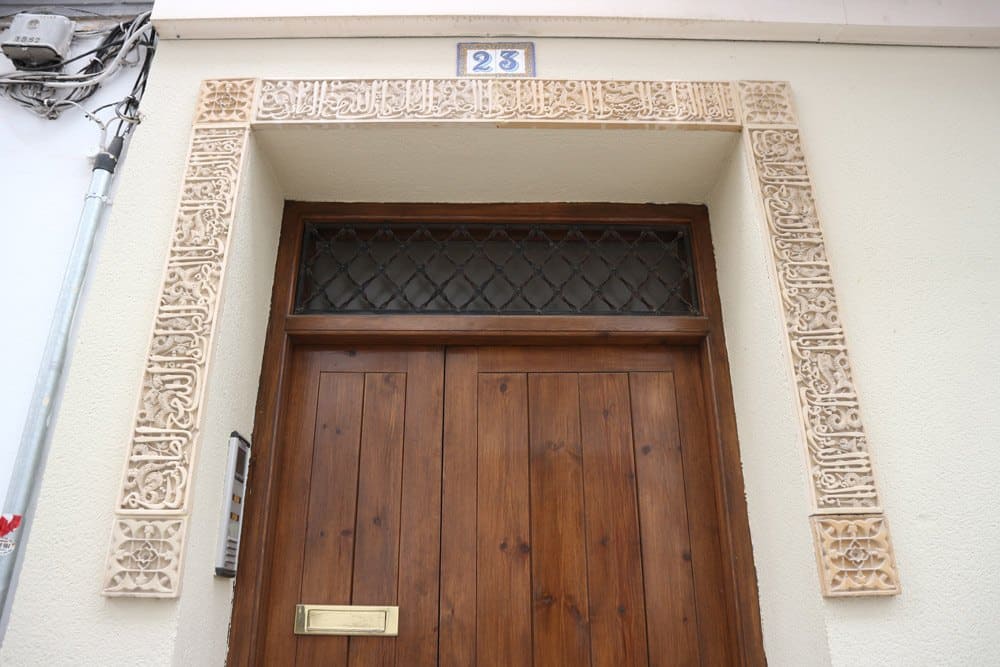 Arabische Schriftzeichen über der Haustür