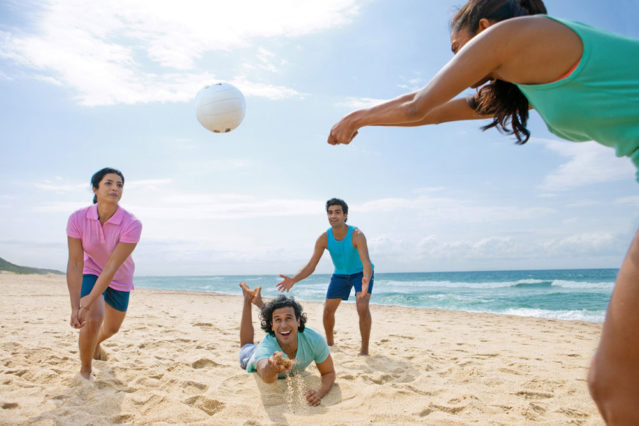 Auch ohne Netz könnt ihr prima Beachvolleyball spielen