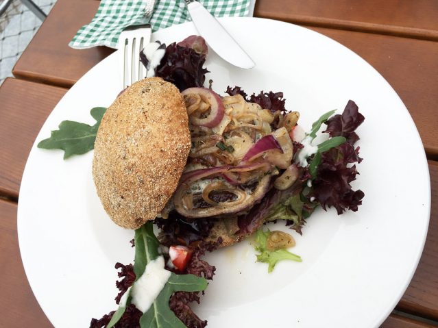Hmm, Fleisch. Im Marstall in Putbus gibt es köstliche Wasserbüffel-Burger