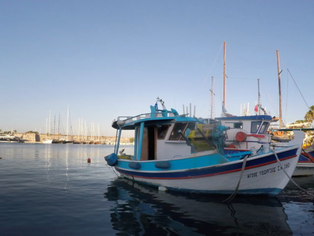 Ein Boot im Mandraki Hafen auf der griechischen Insel Kos