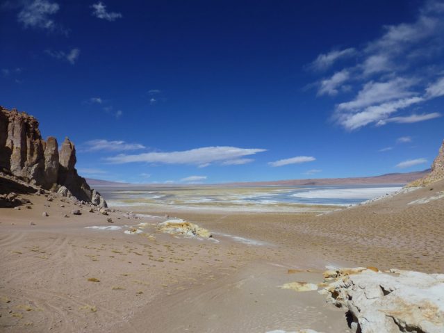 So viel Schönheit auf einem Blick: Die Salar de Tara in der Atacamawüste