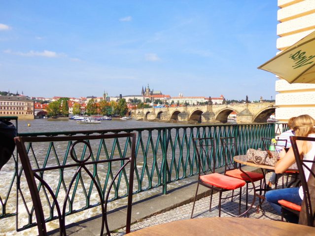 Kaffeepause mit Blick auf die Karlsbrücke