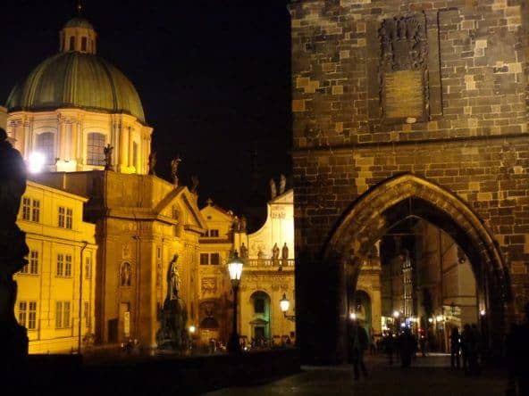 Prag leuchtet bei Nacht