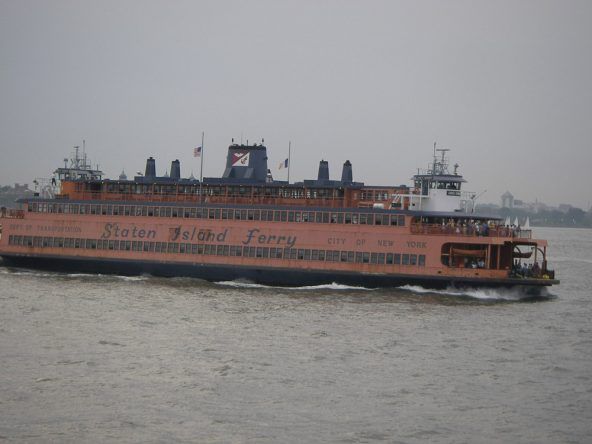 Die Staten Island Ferry fährt zwischen Manhattan und Staten Island umher