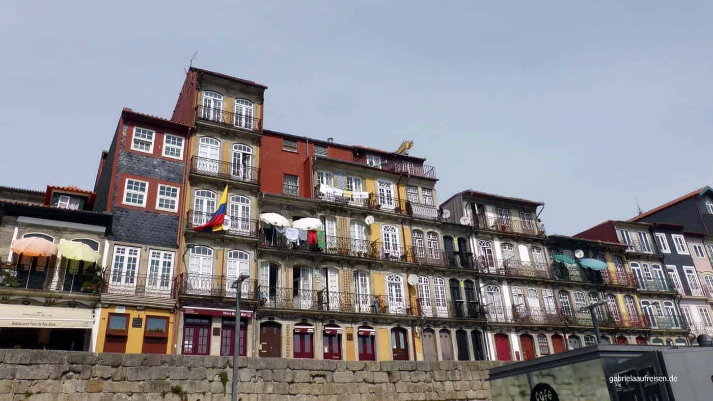 Bunte Häuser an der Douro-Promenade in Porto