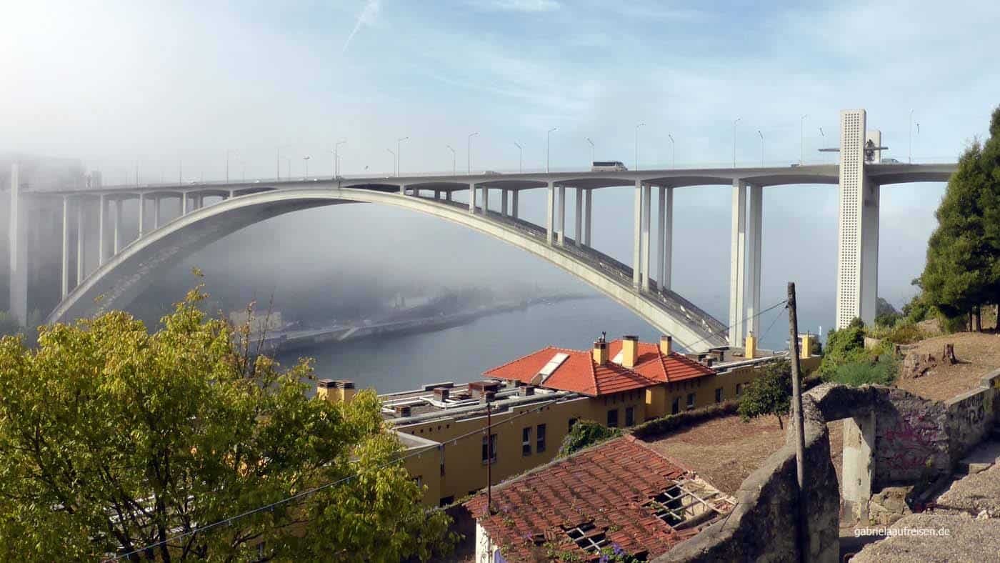Der Douro im Nebel, darüber spannt sich die Ponte da Arrábita