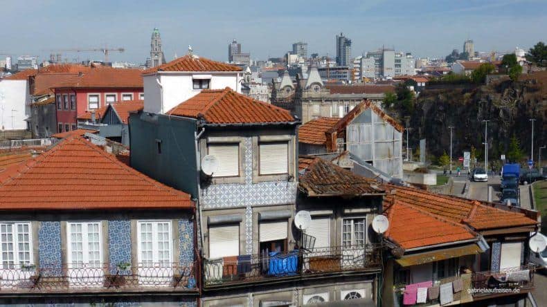 Einige alte Häuser in Portos Altstadt, direkt neben der Kathedrale.