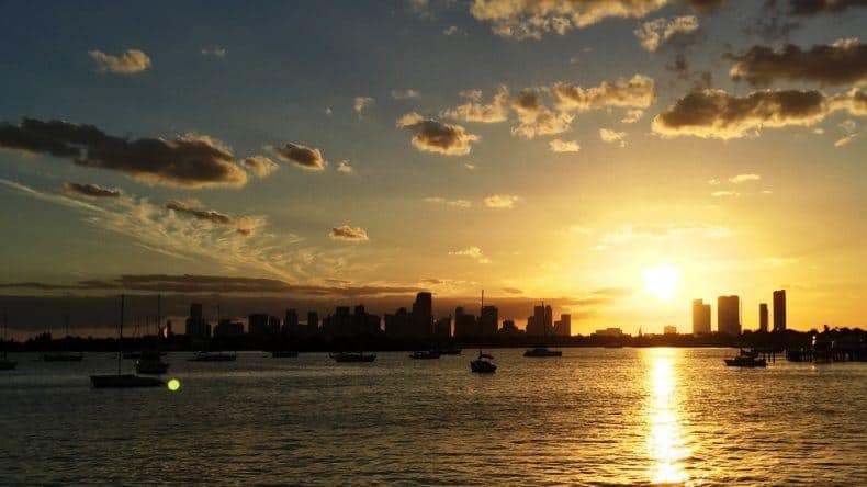 Ein traumhafter Sonnenuntergang hinter der Skyline Miamis