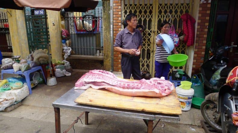 Ein halbes Schwein wird auf offener Straße verkauft
