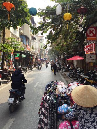 Eine typische Gasse der Alstadt mit Mopeds und einer mobilen Verkäuferin