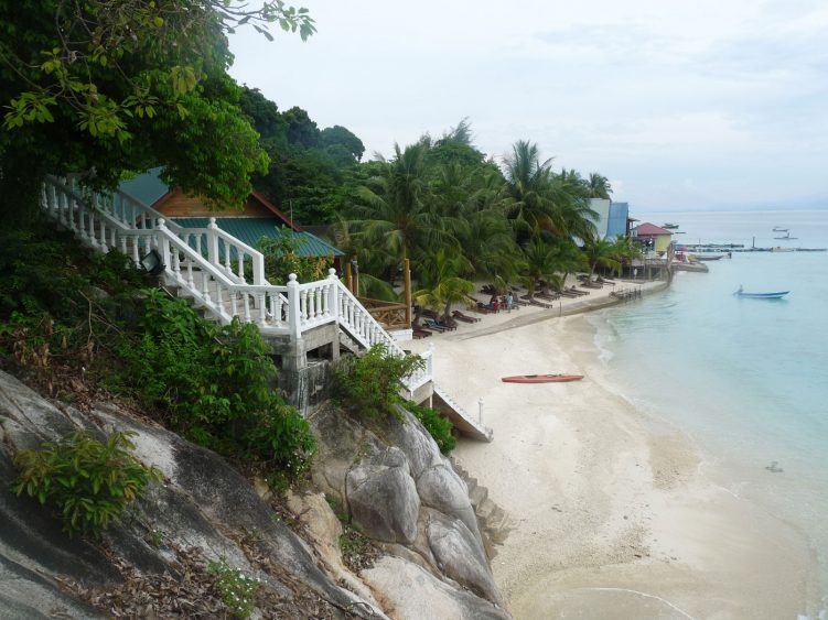 Treppe geht zum Strand auf Perhentian Island
