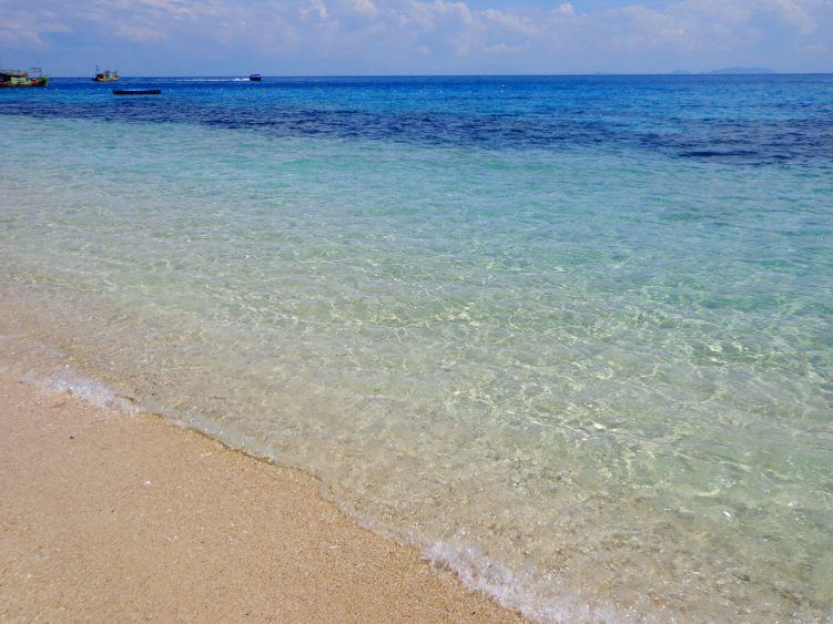 Glasklares Wasser am Strand Teluk Pauh