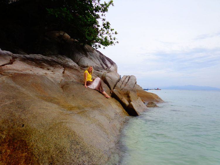 Große Felsen direkt am Meer auf Perhentian Islands