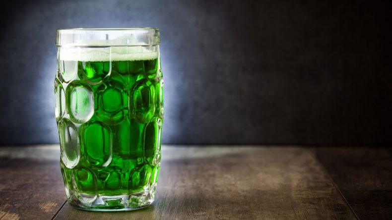 Die Welt wird grün. So auch das Bier! (Copyright: etorres/Shutterstock.de)
