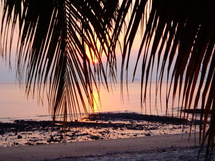 Sonnenuntergang am Ayer Batang Beach