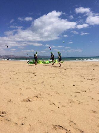 Beim Kitesurf-Unterricht auf Fuerteventura