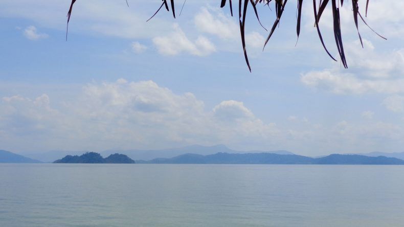 Immer wieder imposant: Im Hintergrund seht ihr von Ko Phayam aus auf die Inseln vor Myanmar