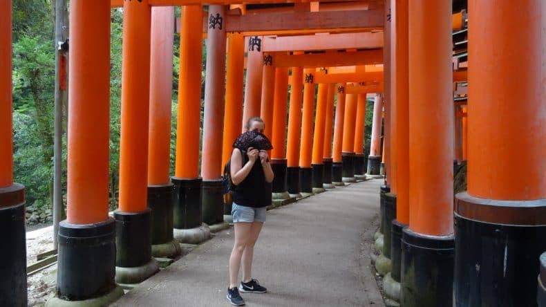 Britt im Fushimi Inari-Schrein