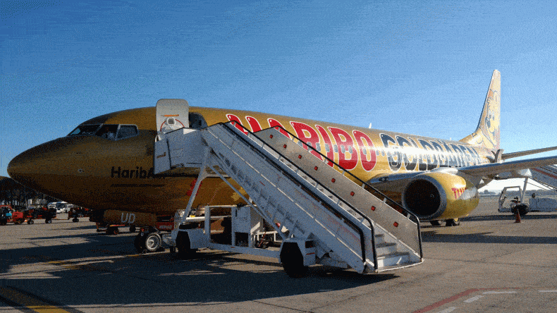 Landung am sonnigen Flughafen von Jerez de la Frontera mit der goldenen HaribAir