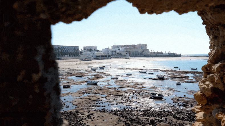 Playa de la Caleta – wohl der schönste Strand von Cádiz mit seinem historischen Badehaus und in bester Lage direkt in der Altstadt und von Festungen umgeben.