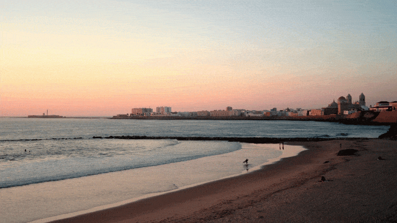 Sonnenuntergang am Strand mit besten Blick über die Silhouette der Altstadt – einfach wunderschön